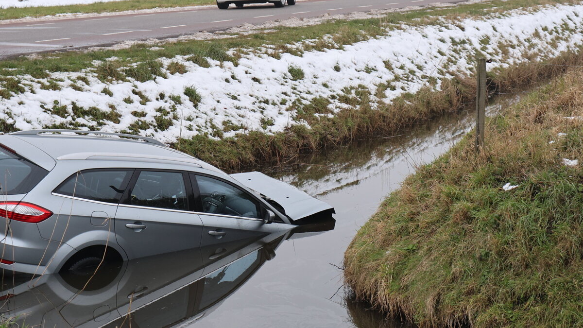 Ongeval_Vierpolders_Auto_water.jpg